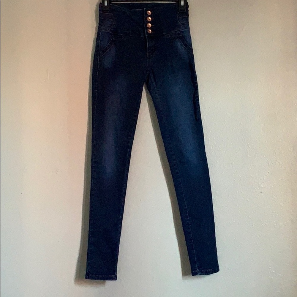 Blue hight-waisted jeans